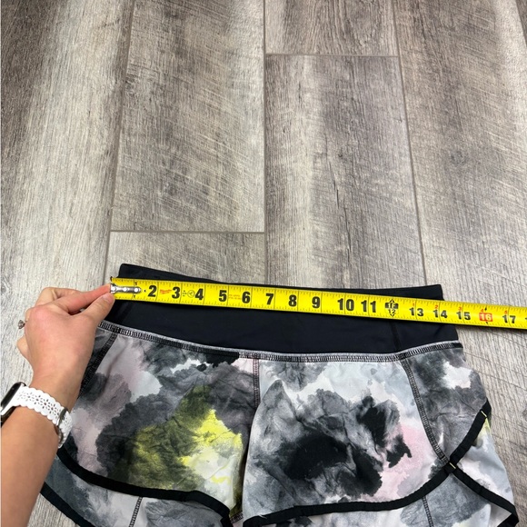 Lululemon Speed Shorts‎ - Picture 14 of 16